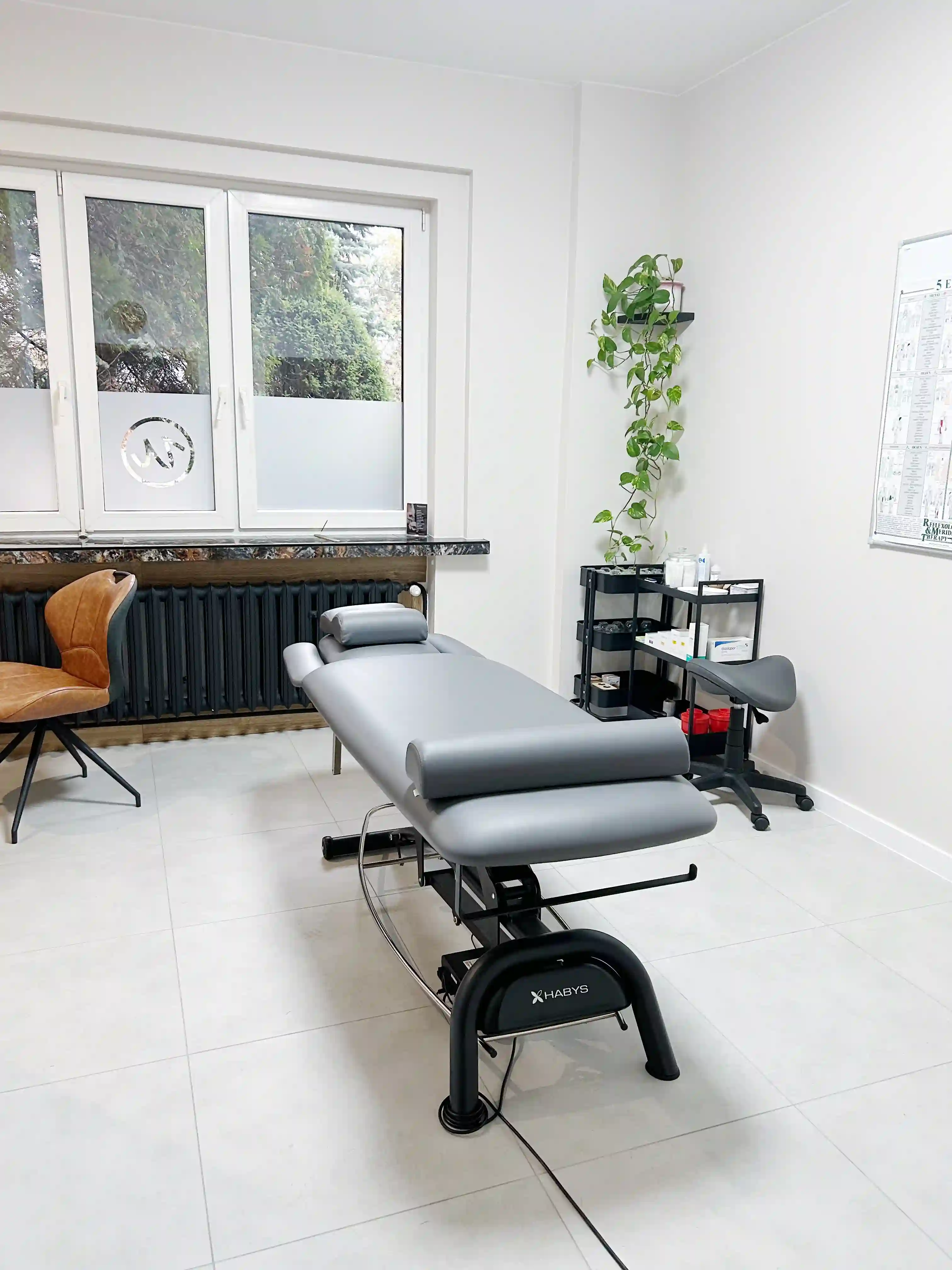 Kozetka do terapii manualnej – w gabinecie z akcesoriami