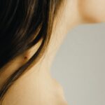 Estetyczne zdjęcie karku kobiety, symbolizujące delikatność terapii kręgosłupa szyjnego.