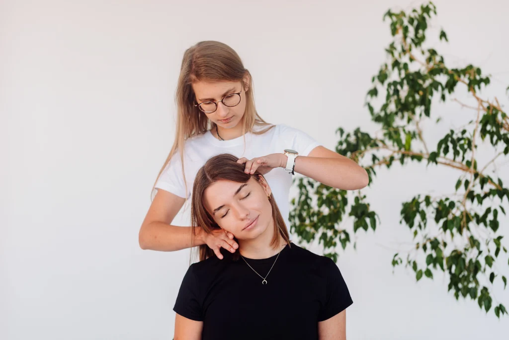 Terapia manualna głowy i karku w Uzdrovisko – leczenie bólu głowy, migreny i napięcia szyi.