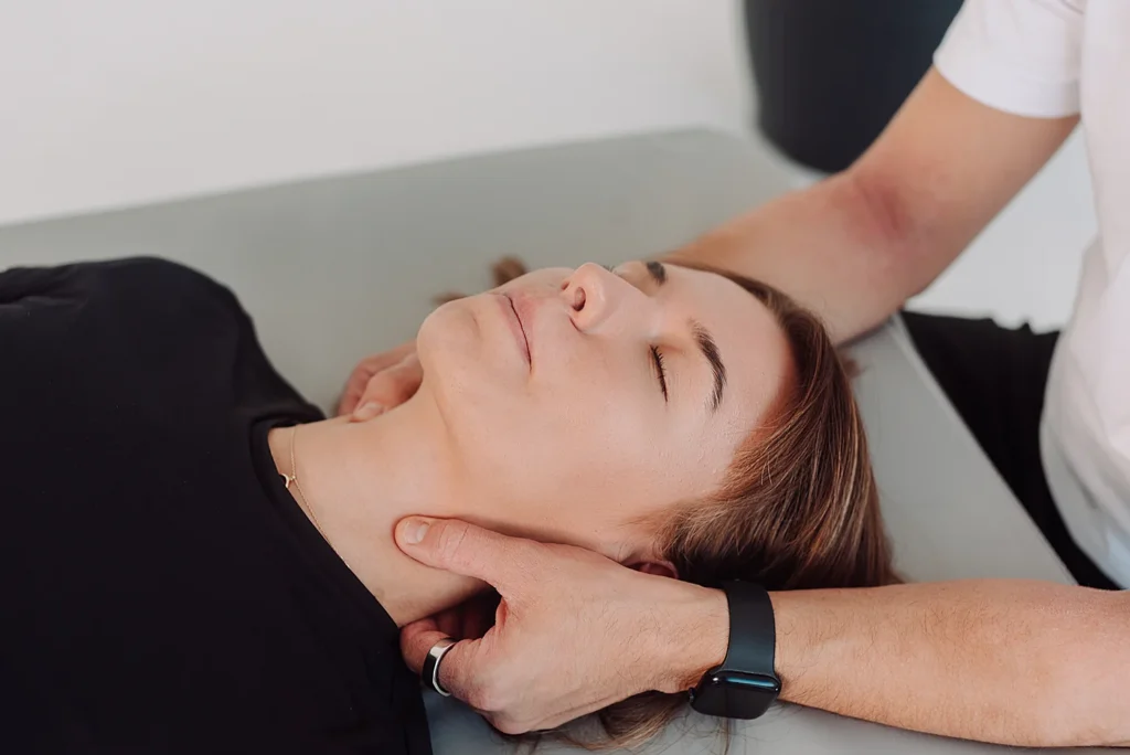 Masaż leczniczy karku w Uzdrovisko – skuteczna terapia manualna na ból szyi i napięciowe bóle głowy.